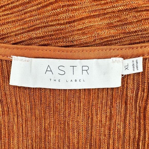 ASTR the LABEL Plisse Ribbed Wrap
Crinkled Button Top Rust Size XL - Picture 10 of 11